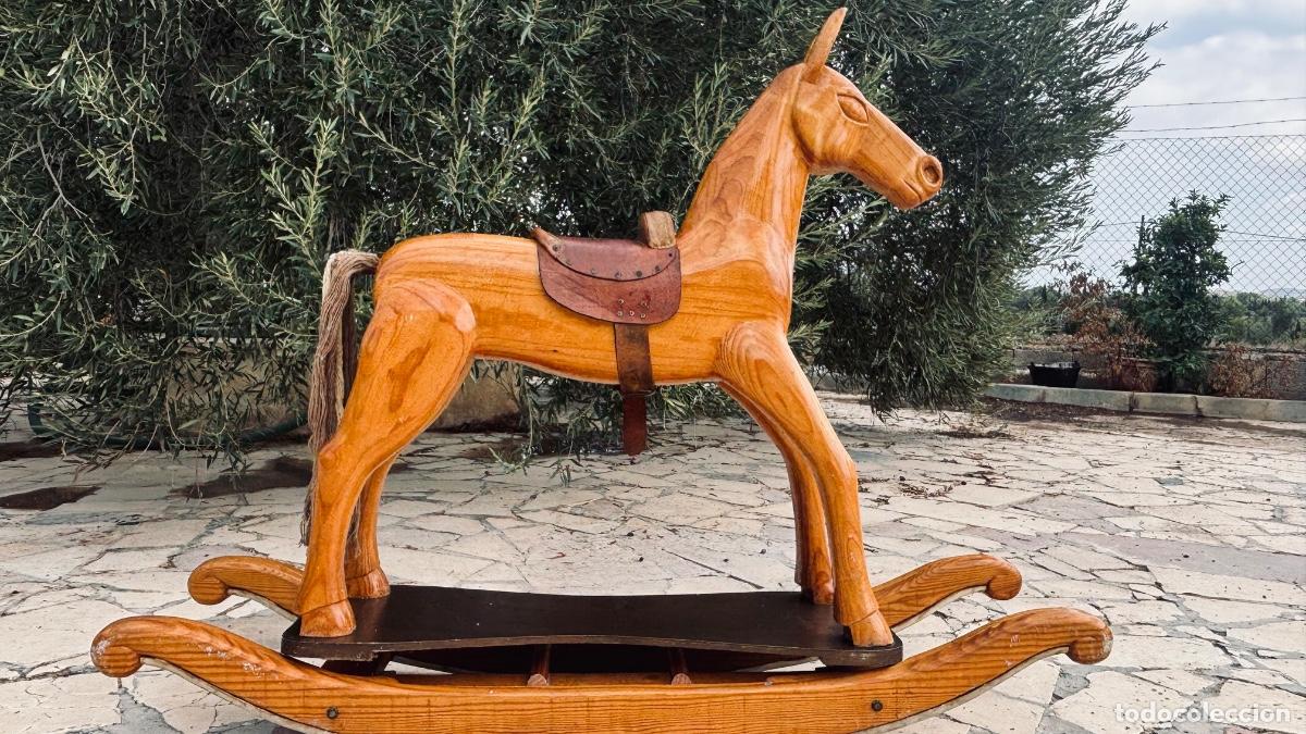 Arte: Caballo balanc&iacute;n de madera maciza tallado a mano &ndash; Pieza artesanal &uacute;nica (c. 30 a&ntilde;os)