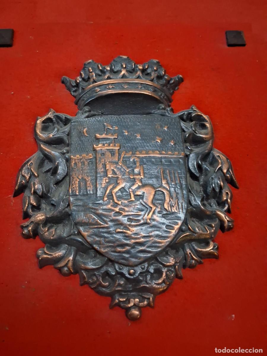 Arte: Escudo eraljico en bronce - Foto 1