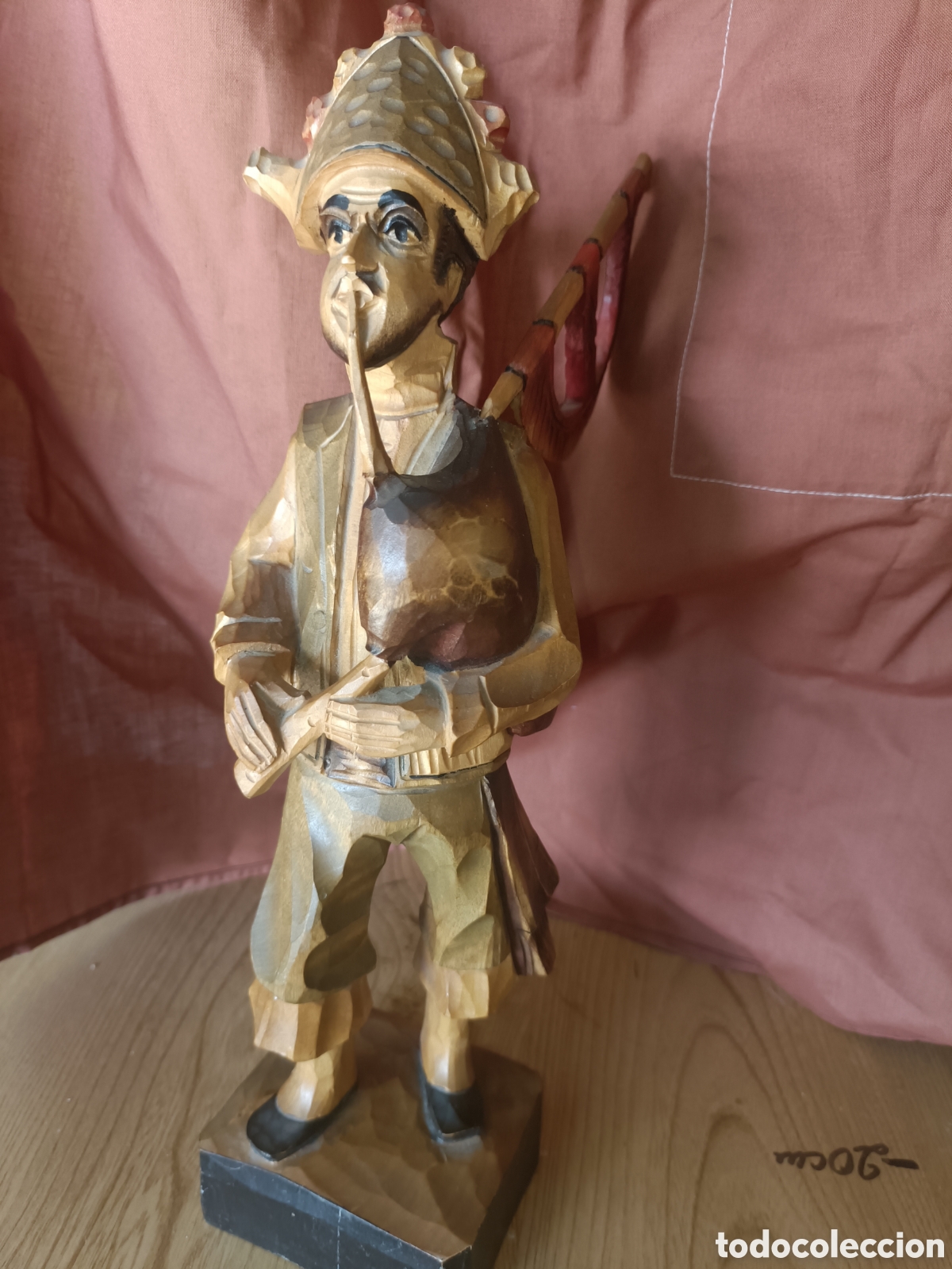 Arte: Gaiteiro de madera, figura artesan&iacute;a