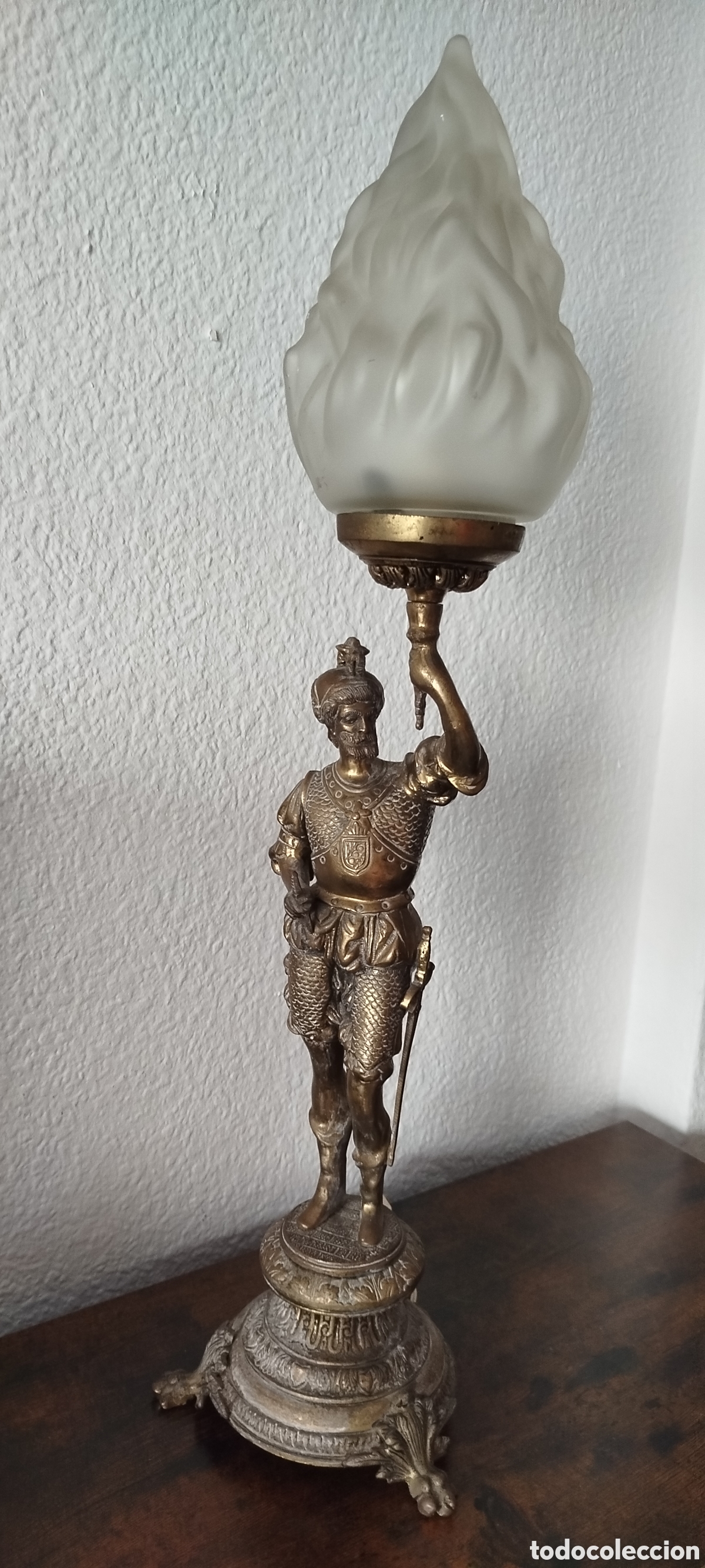Arte: L&aacute;mpara escultura de caballero de bronce de principios del siglo XX. Pieza &uacute;nica. 63 cm