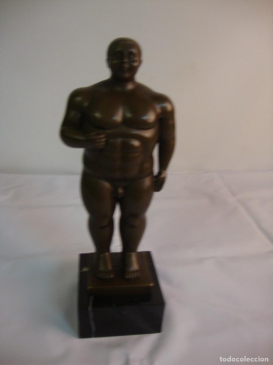 Arte: Escultura realizada en bronce representando Adamo