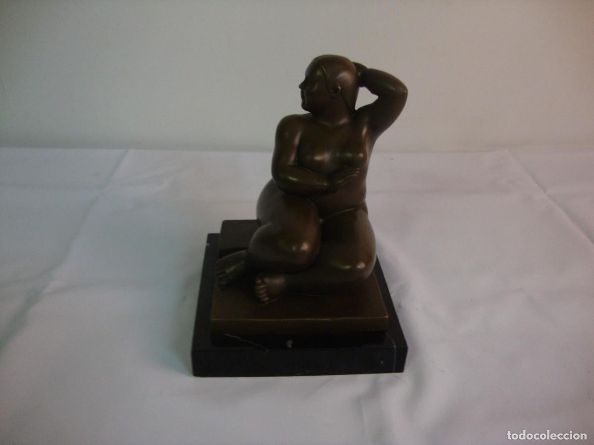 Arte: Mujer sentada escultura en bronce siguiendo modelos de Fernando Botero
