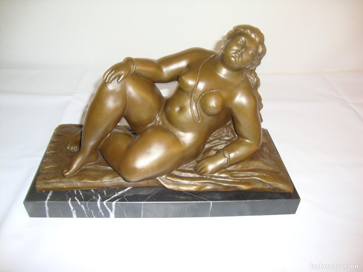 Arte: Mujer recostada, escultura en bronce siguiendo modelos de Fernando Botero