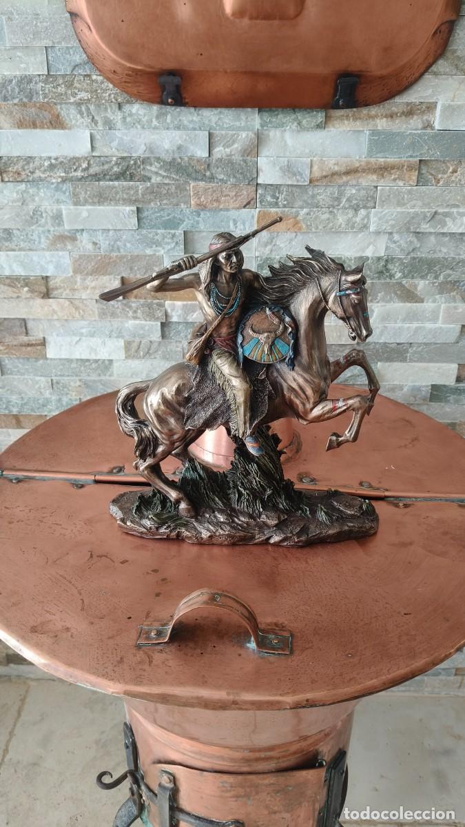 Arte: Sculpture bronze r&eacute;sine d un guerrier cheyenne 1980