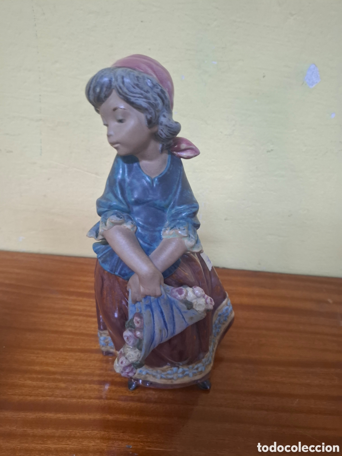 Arte: Figura Lladr&oacute; Portando Flores