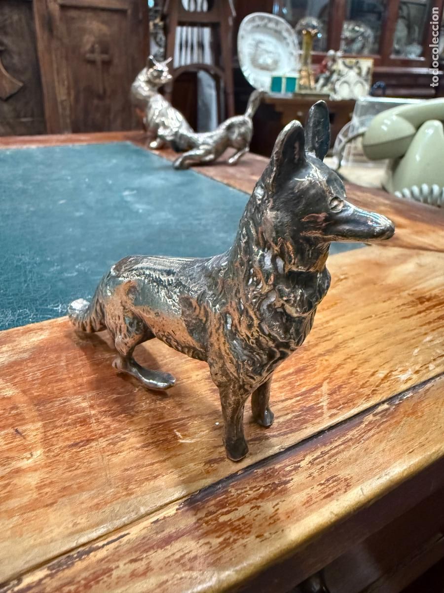 Arte: ESCULTURA PERRO DE BRONCE Y BA&Ntilde;O DE PLATA - MEDIDA 9,5 CM