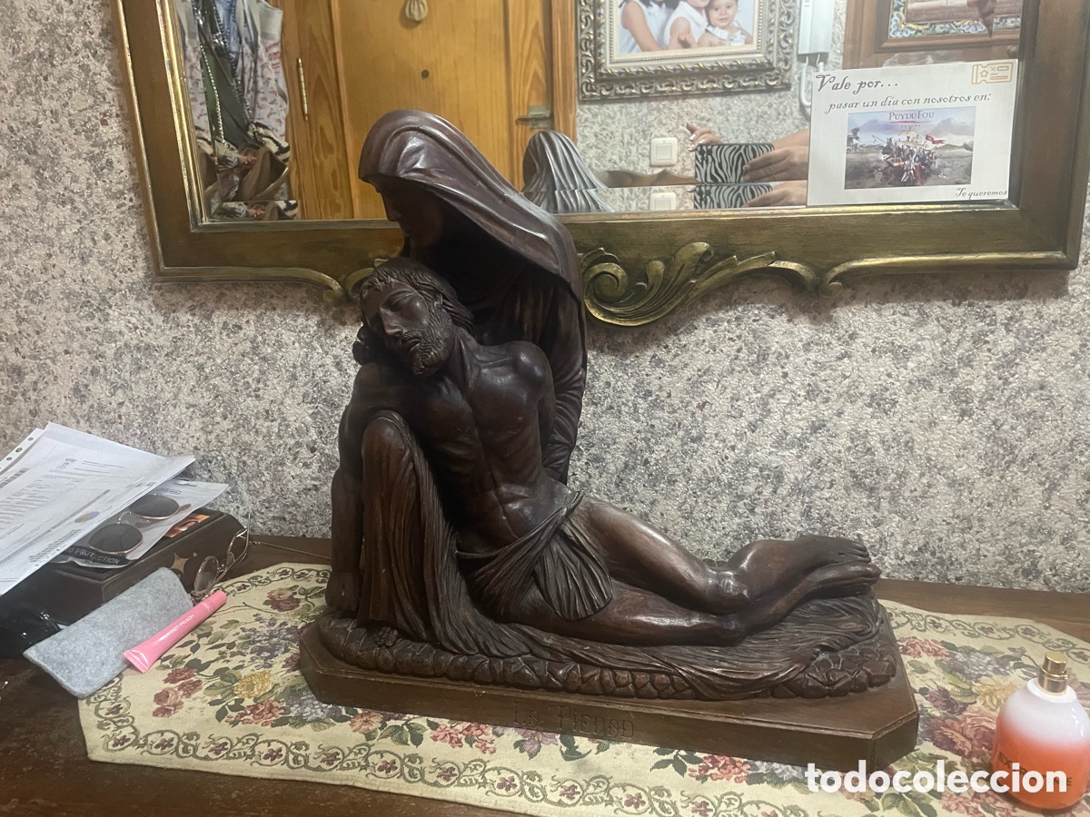 Art: Escultura religiosa tallada de la Piedad