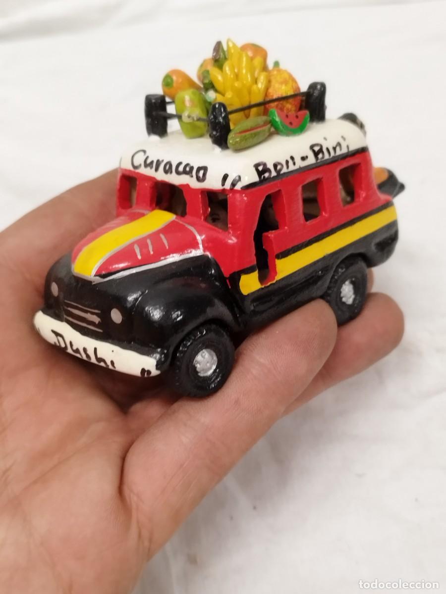 Arte: Miniatura de autob&uacute;s Chiva caribe&ntilde;o pintado a mano - Recuerdo de Cura&ccedil;ao, arcilla.