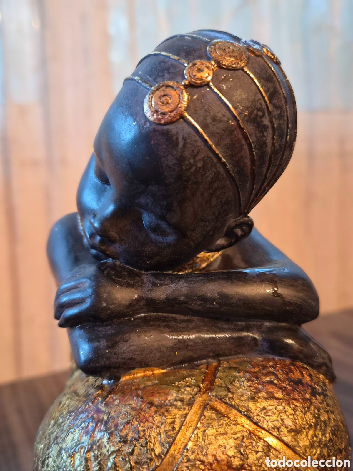 Arte: Figura Escultura Etnica Africana Mujer Pensativa &ndash; Resina P&aacute;tina Dorada y Bronce con Peana 20cm