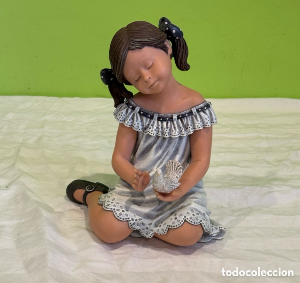 Arte: Figura Nadal Studio Alarc&oacute;n ni&ntilde;a con p&aacute;jaro &ndash; edici&oacute;n limitada 209/5000