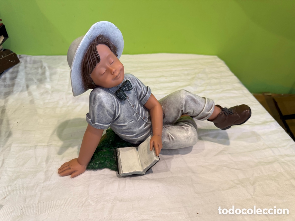 Arte: Figura Nadal Studio Alarc&oacute;n ni&ntilde;o con libro &ndash; edici&oacute;n limitada 4051/5000