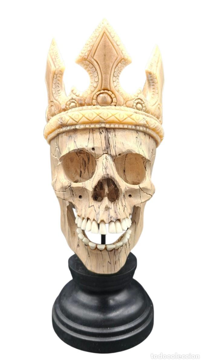 Arte: CALAVERA TALLADA A MANO EN MADERA CON CORONA EN ESTA Y DIENTES DE HUESO