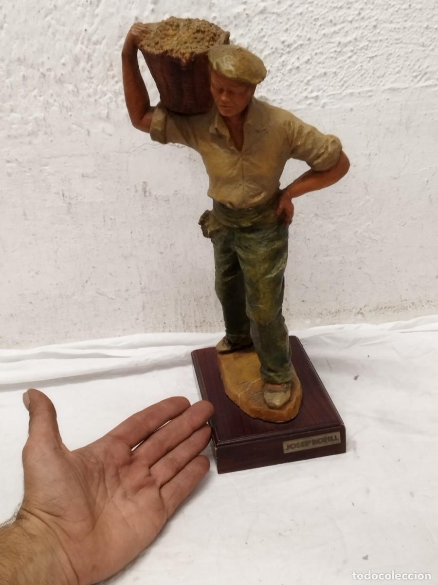 Arte: Un hombre con boina, camisa y pantal&oacute;n de trabajo, transportando una cesta o capazo. Josep Bofill.