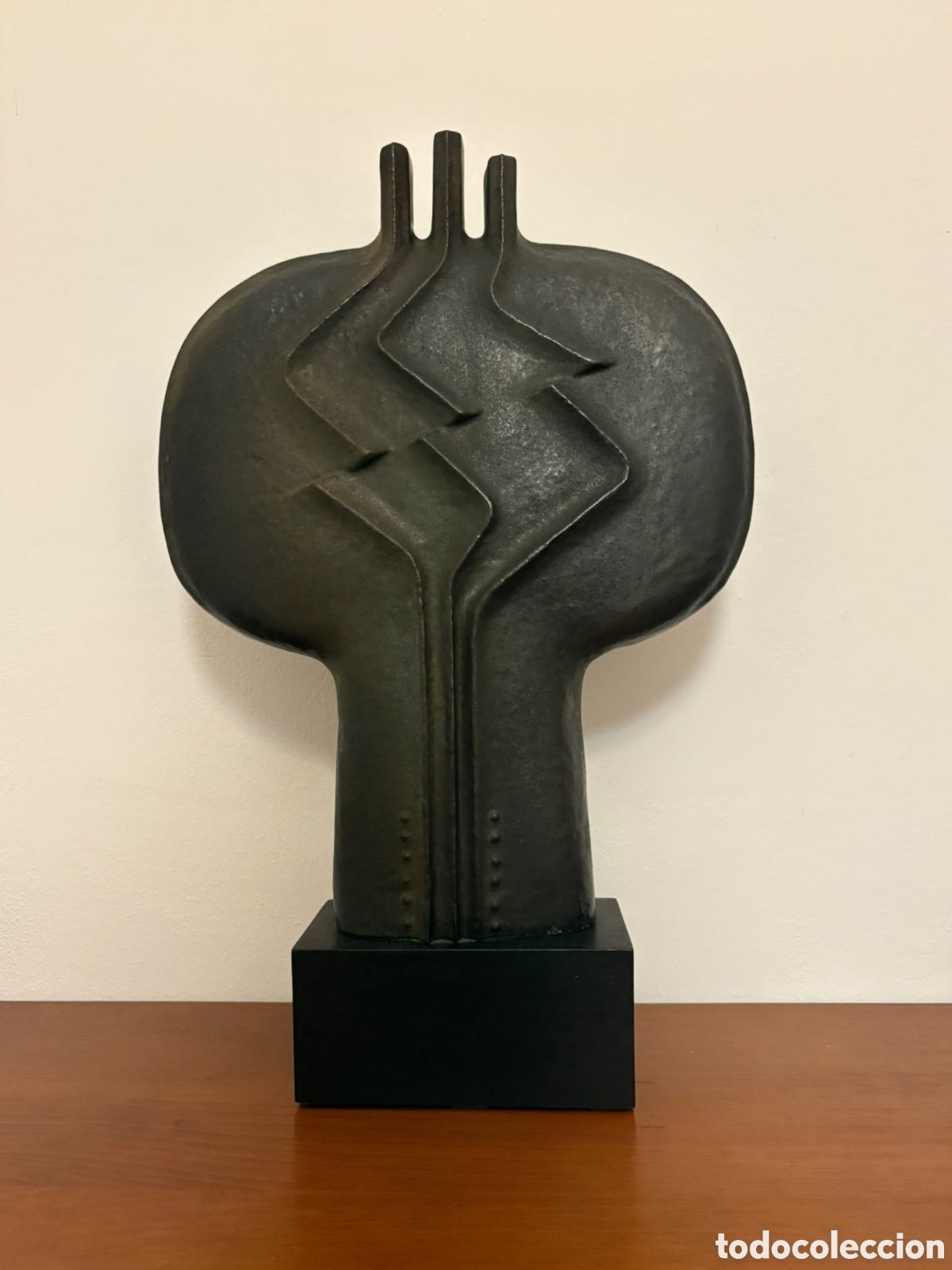 Arte: Enric MESTRE ESTELL&Eacute;S (Alboraya,1936-2026) &rdquo;Personaje Real &rdquo; cer&aacute;mica (61 x 40) n&deg; 79/95