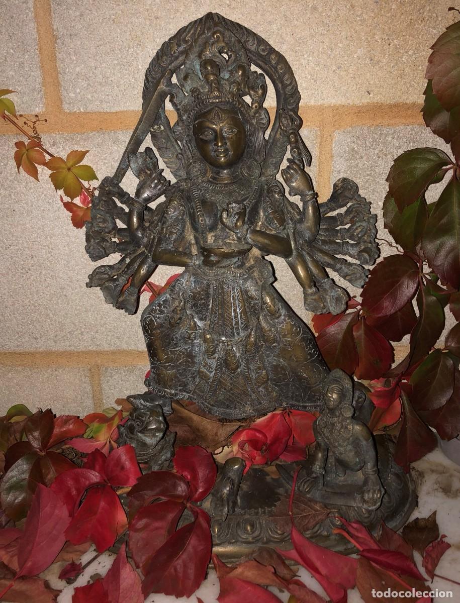 Arte: ANTIGUA ESCULTURA - NEPAL , TIBET, INDIA - DURGA vs MAHISHASURA : INDUISMO , BUDISMO