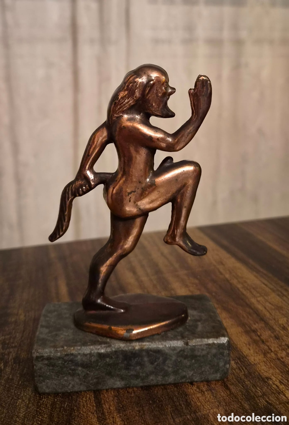 Arte: ​Antigua Escultura de Bronce Macizo: Dios Pan / S&aacute;tiro Danzante sobre Peana de M&aacute;rmol