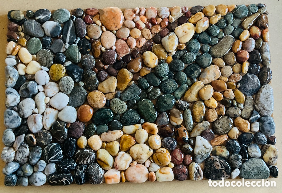 Art: Orillas del mar n&uacute;mero 2. Cuadro-escultura con piedras naturales de la playa.