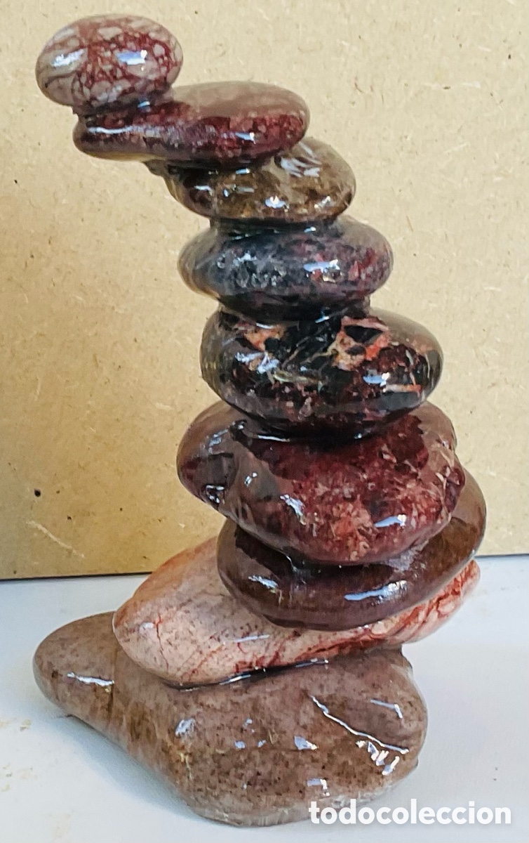 Art: La memoria del mar Mediterr&aacute;neo 1. Escultura con piedras naturales de la playa.
