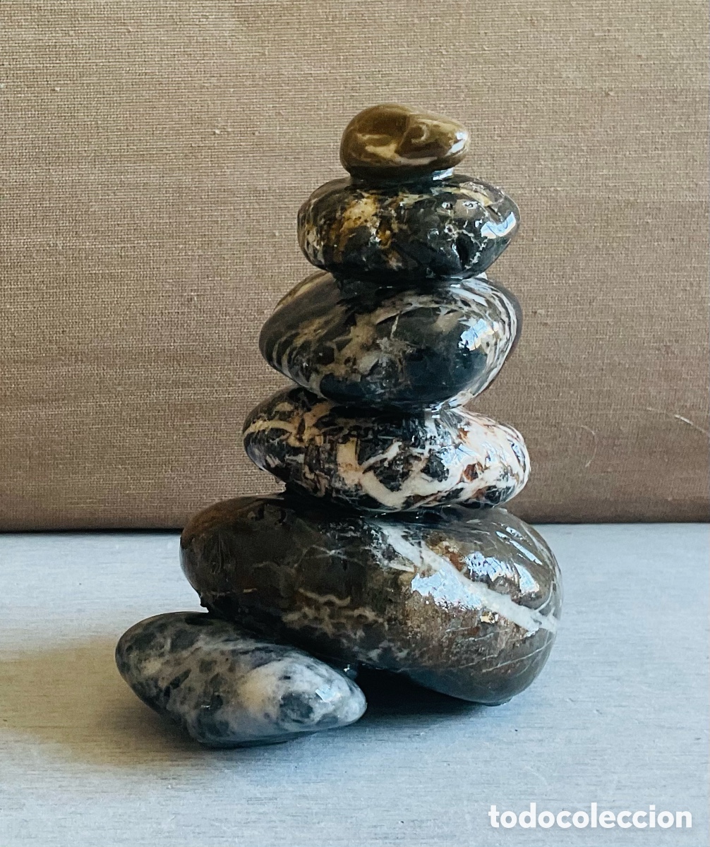 Arte: Memoria del mar Mediterr&aacute;neo 5. Escultura con piedras naturales de la playa.