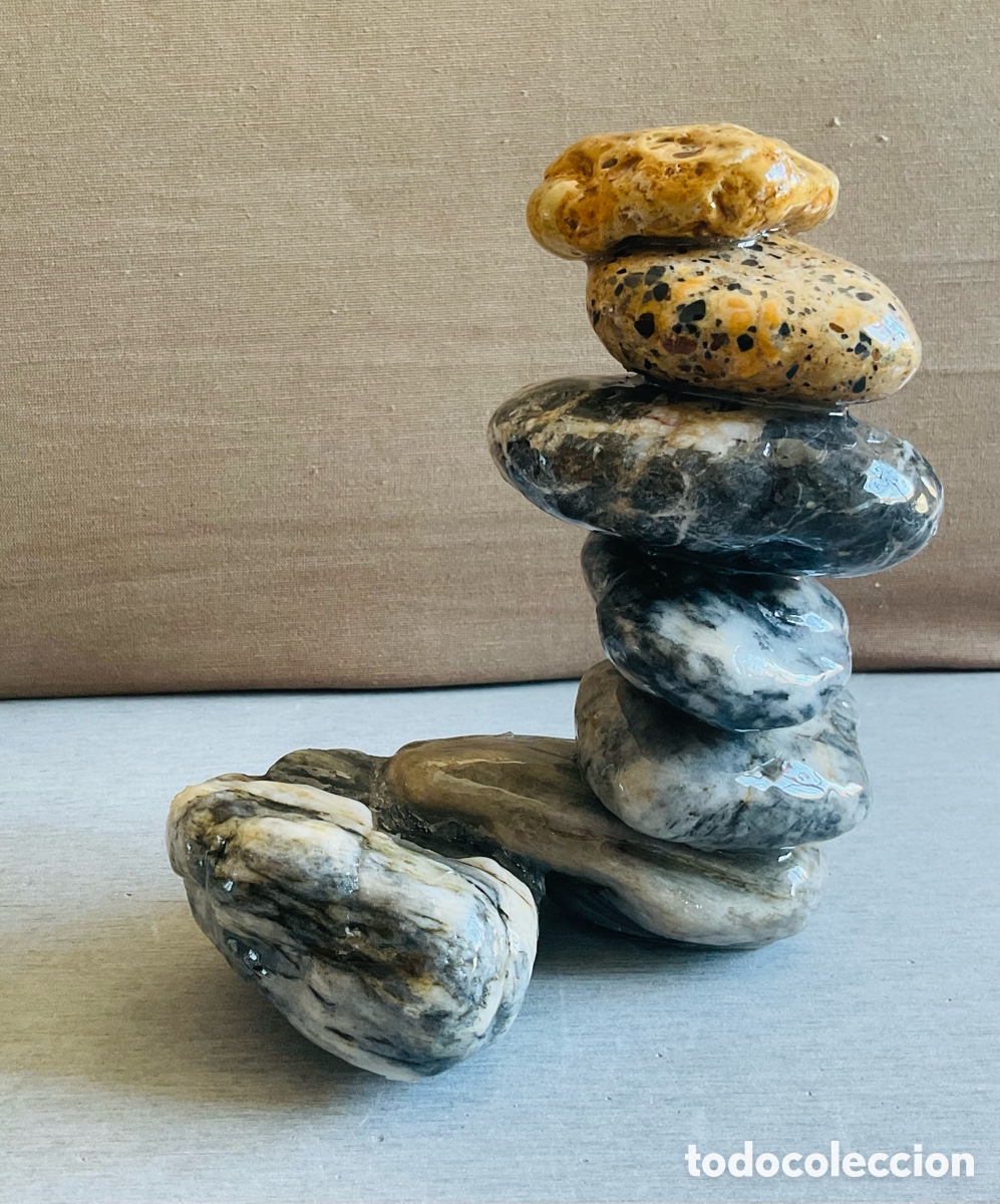 Arte: Memoria de Mar Mediterr&aacute;neo 6. Escultura con piedras naturales de la playa.