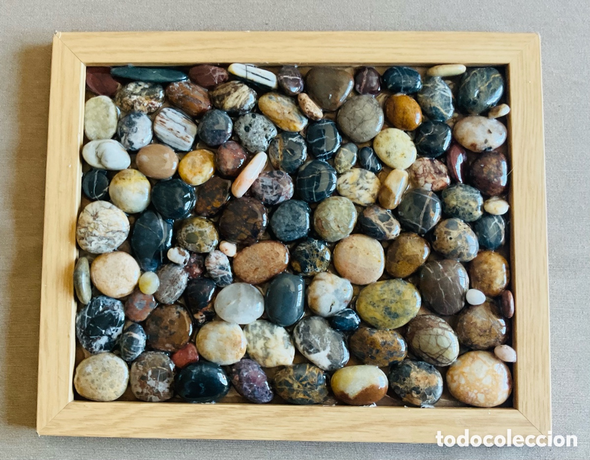 Arte: Almer&iacute;a 1. Cuadro.-escultura con piedras naturales de la playa.