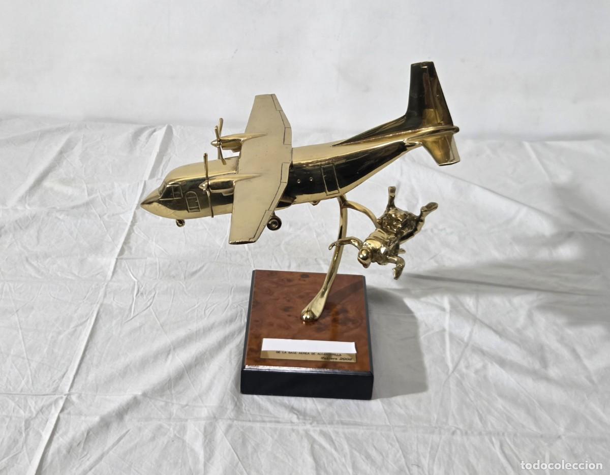 Arte: Maqueta de avi&oacute;n paracaidista en bronce macizo, Base Aerea Alcantarilla