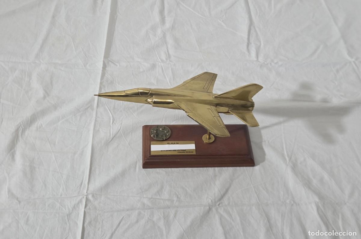 Arte: Maqueta de avi&oacute;n en bronce macizo, El Ala 14