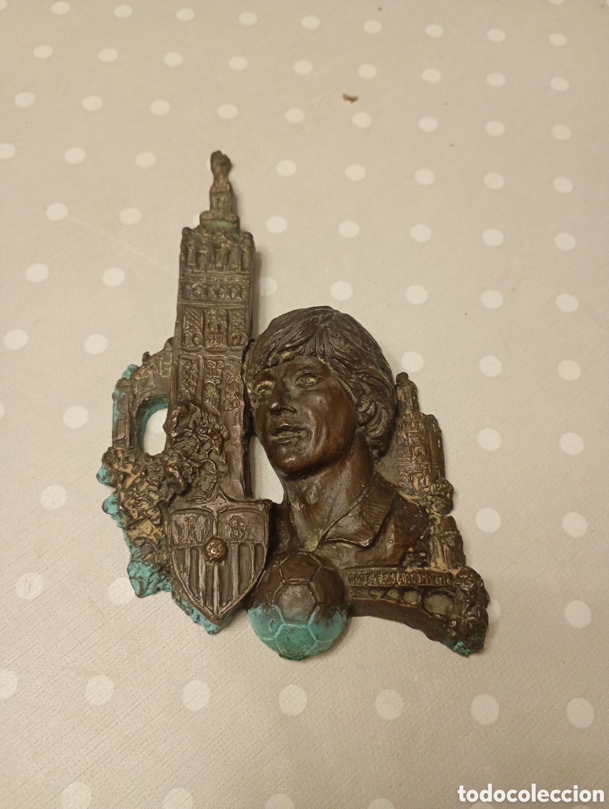 Arte: Luis &Aacute;lvarez Duarte. Homenaje jugador Sevilla F&uacute;tbol Club. Giralda, Torre Oro. Bronce &iquest;1982?