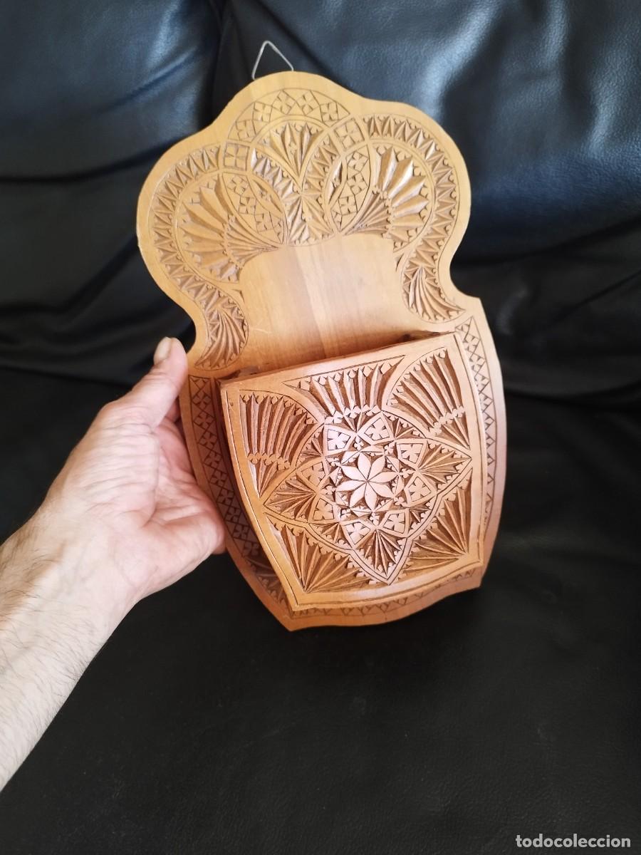 Arte: Portacartas y Revistero Antiguo de Pared, Madera Tallada en Corte de Muesca. Mediados sg. XX. Arte.