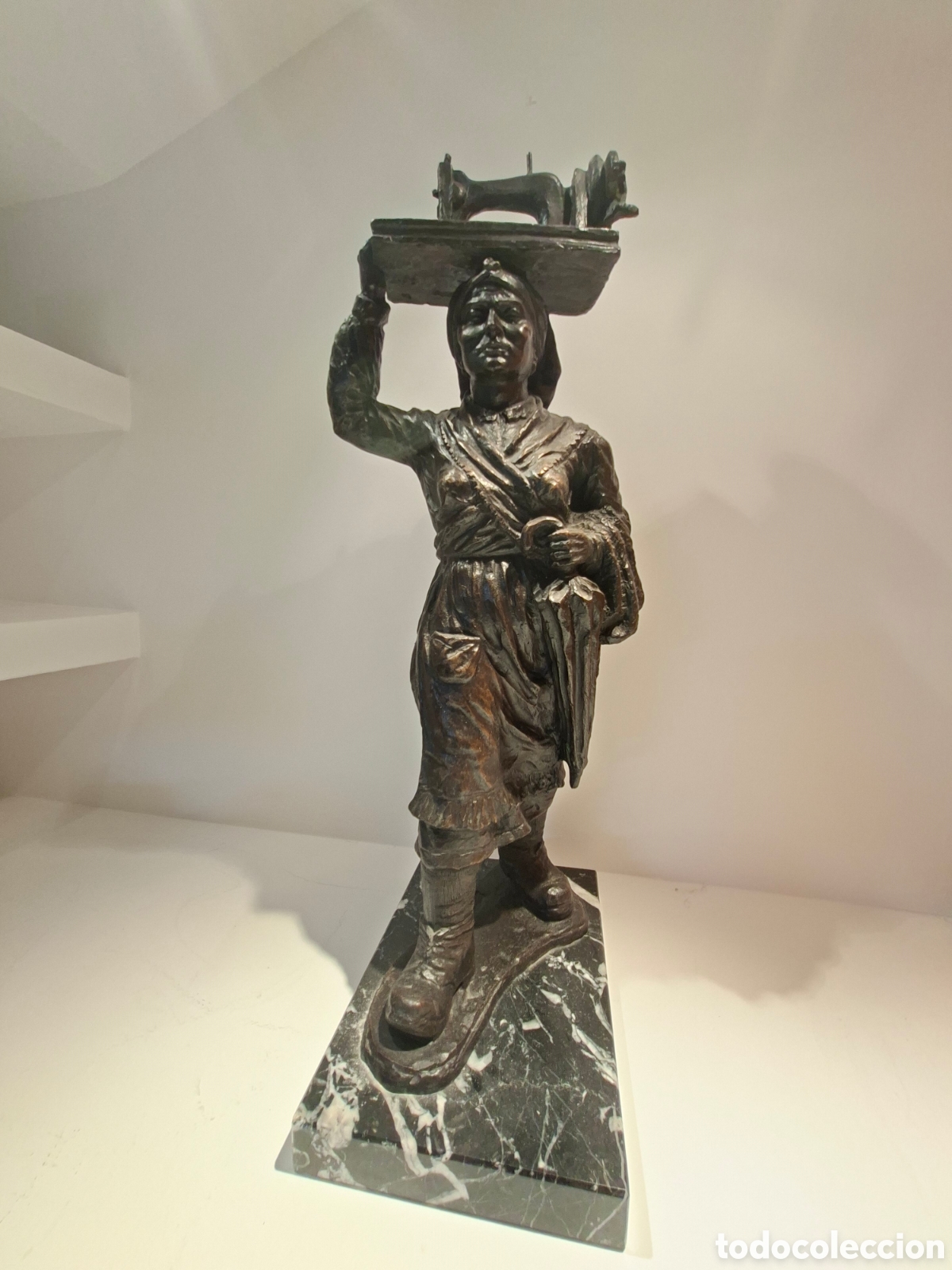 Arte: Escultura bronce Jos&eacute; Mar&iacute;a Acu&ntilde;a. Costurera
