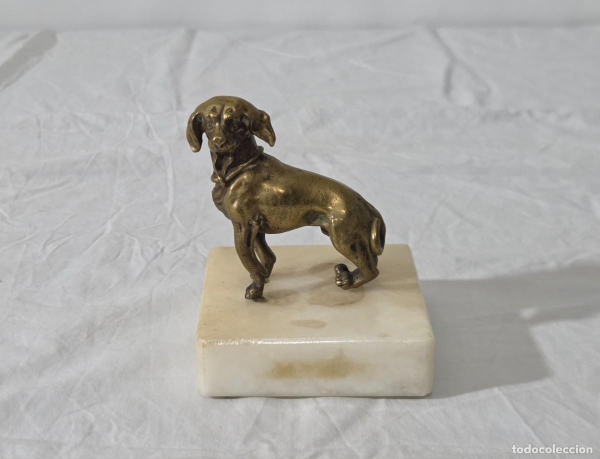 Arte: Figura de bronce de perro sobre peana de alabastro