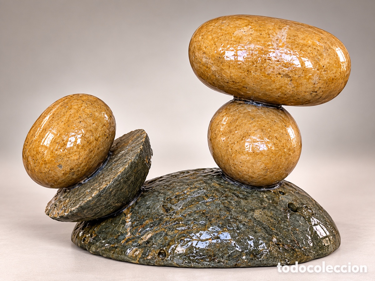 Kunst: Memorias del Mediterr&aacute;neo 9. Escultura con piedras naturales de la playa.