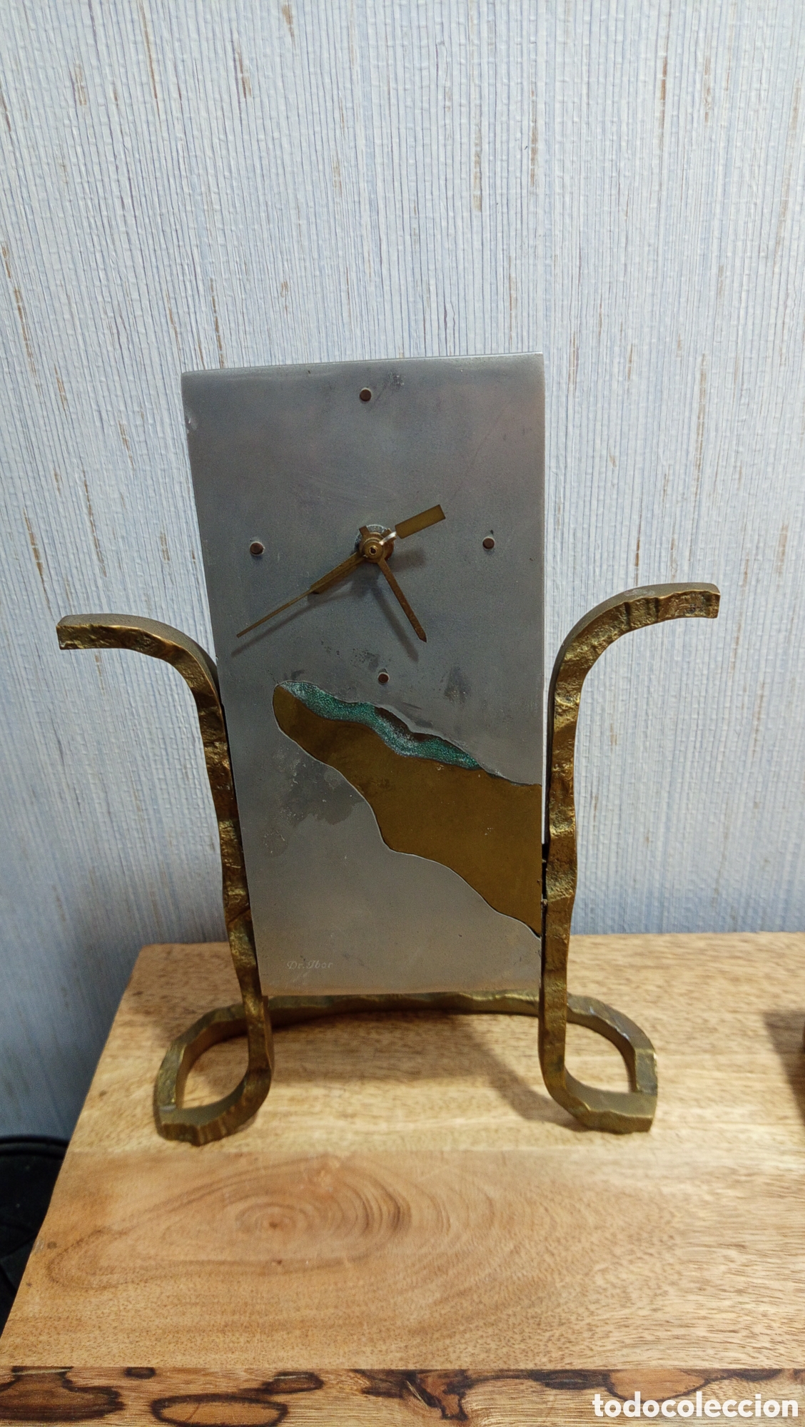 Art: Bonito reloj brutulista