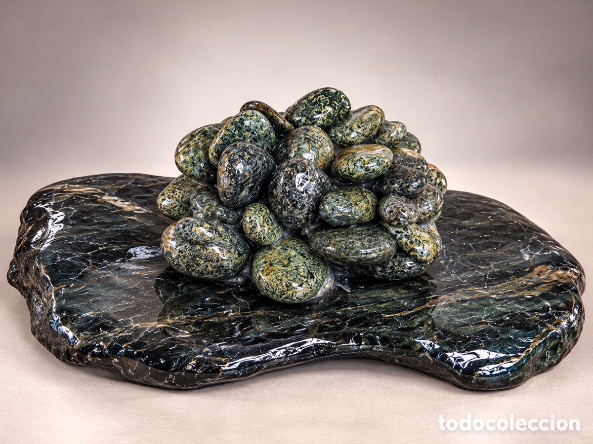 Kunst: Memorias del Mediterr&aacute;neo 10. Escultura con piedras naturales de la playa.