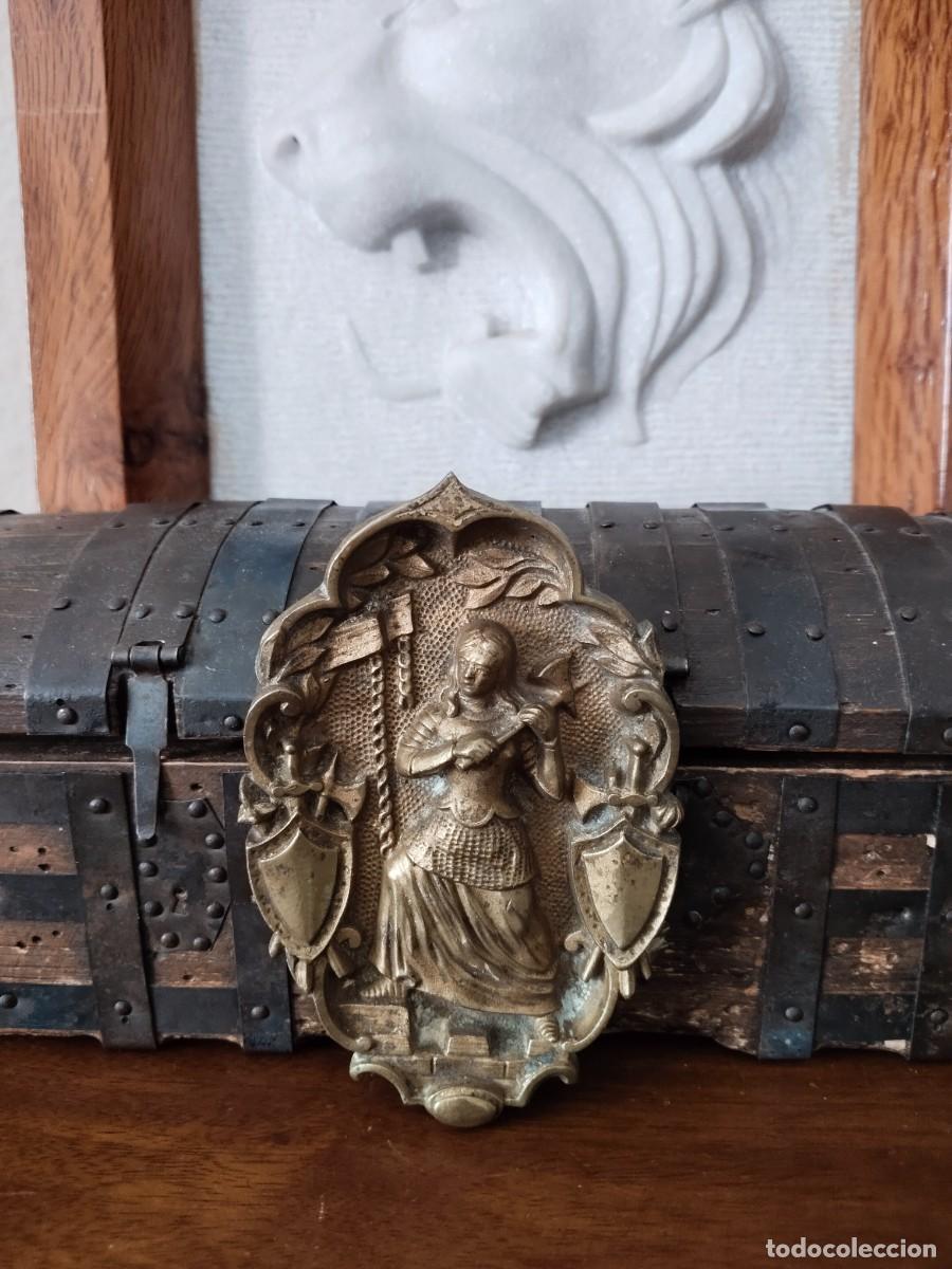Arte: Relieve en bronce de Juana de Arco. - Foto 2