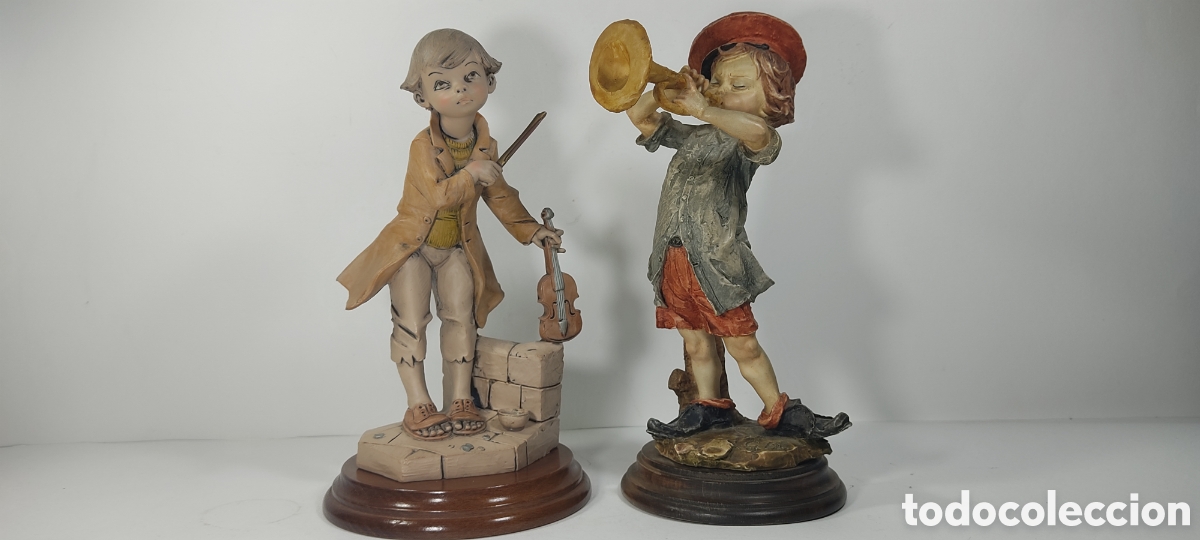 Art: GRACIOSOS NI&Ntilde;OS M&Uacute;SICOS EN RESINA ITALIANA, UNA DE ELLAS CON SELLO CAPODIMONTE