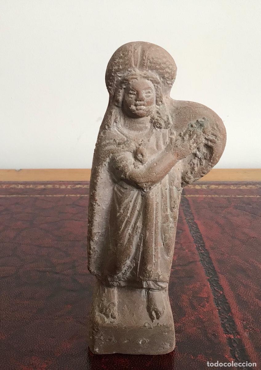 Art: Figura votiva: Tanagra, Grecia, Beocia, siglos III a. C. Terracota.