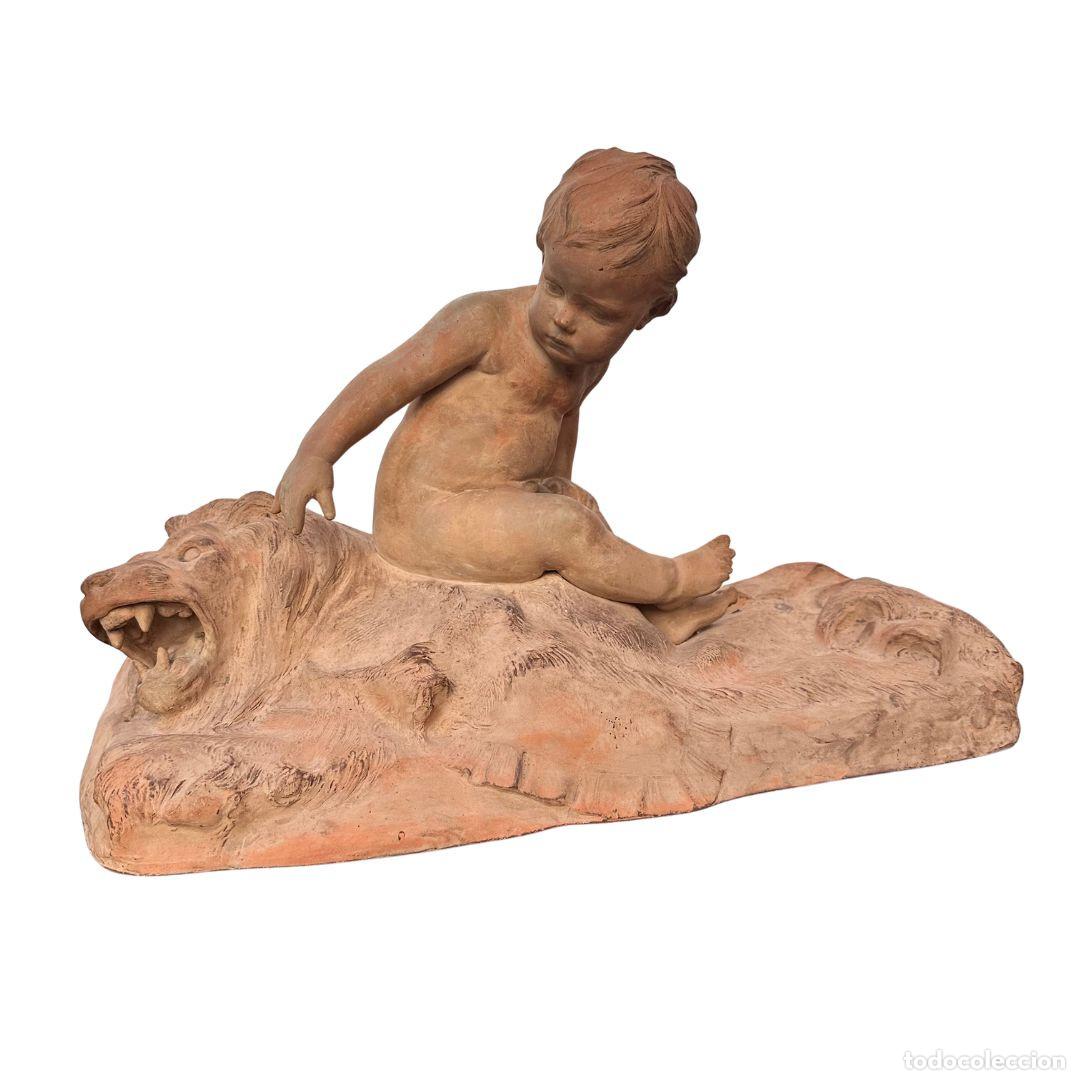 Art: Escultura &ldquo;Putto sobre piel de le&oacute;n&rdquo; en terracota, L&eacute;on Dufr&egrave;ne, circa 1900 &ndash; Francia