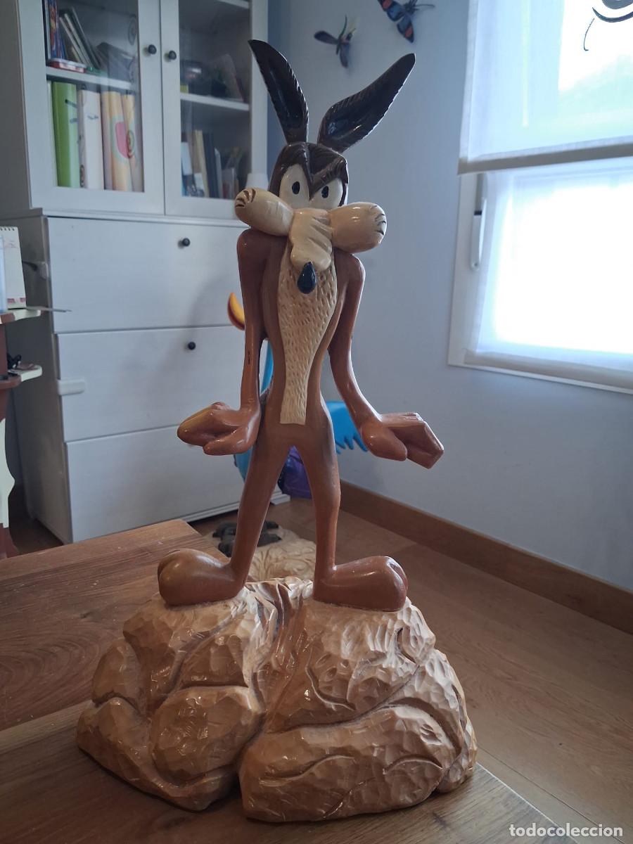 Kunst: Se vende espectacular figura del Coyote (Wile E.) de los Looney Tunes, completamente tallada a mano