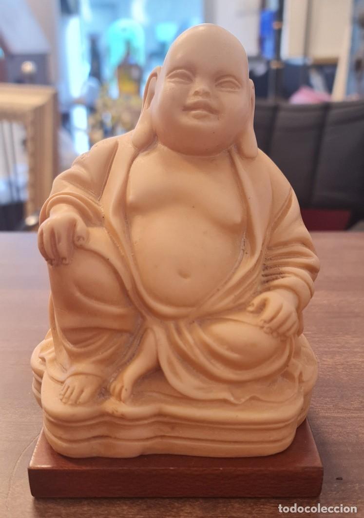 Arte: Figura de Buda sonriente o Hotei en Marfilina / Faux Ivory de tono marfil sobre peana de madera