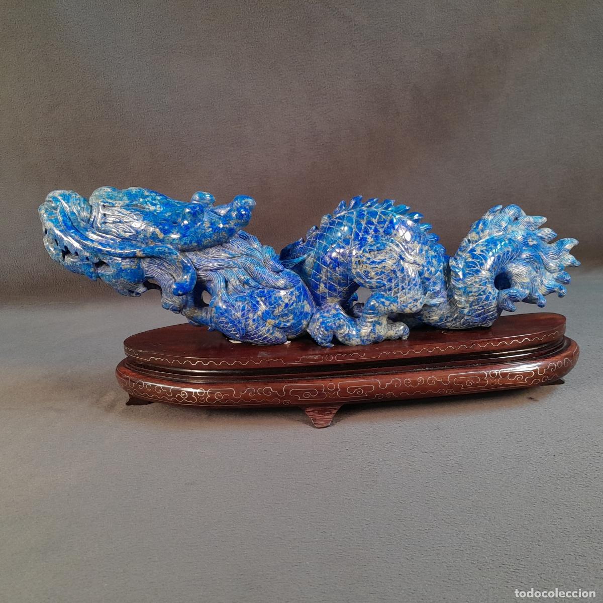 Art: FIGURA DRAG&Oacute;N ORIENTAL. PIEDRA EN TONOS AZULES Y MADERA CON INCRUSTACIONES. SIGLO XX