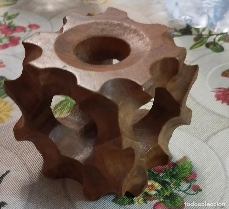 Arte: ANTIGUO SOPORTE CUBO DE MADERA TALLADA MIDE 6 CM DE LADO