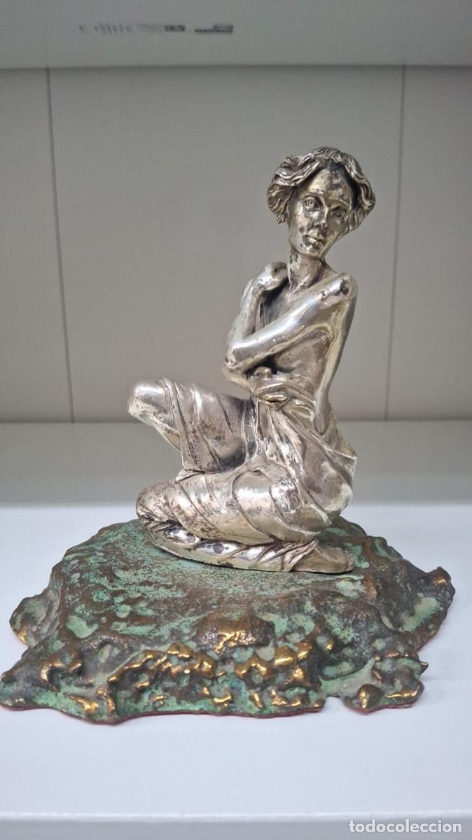 Arte: Elegante escultura vintage que representa a una mujer arrodillada en una postura cl&aacute;sica y melanc&oacute;li
