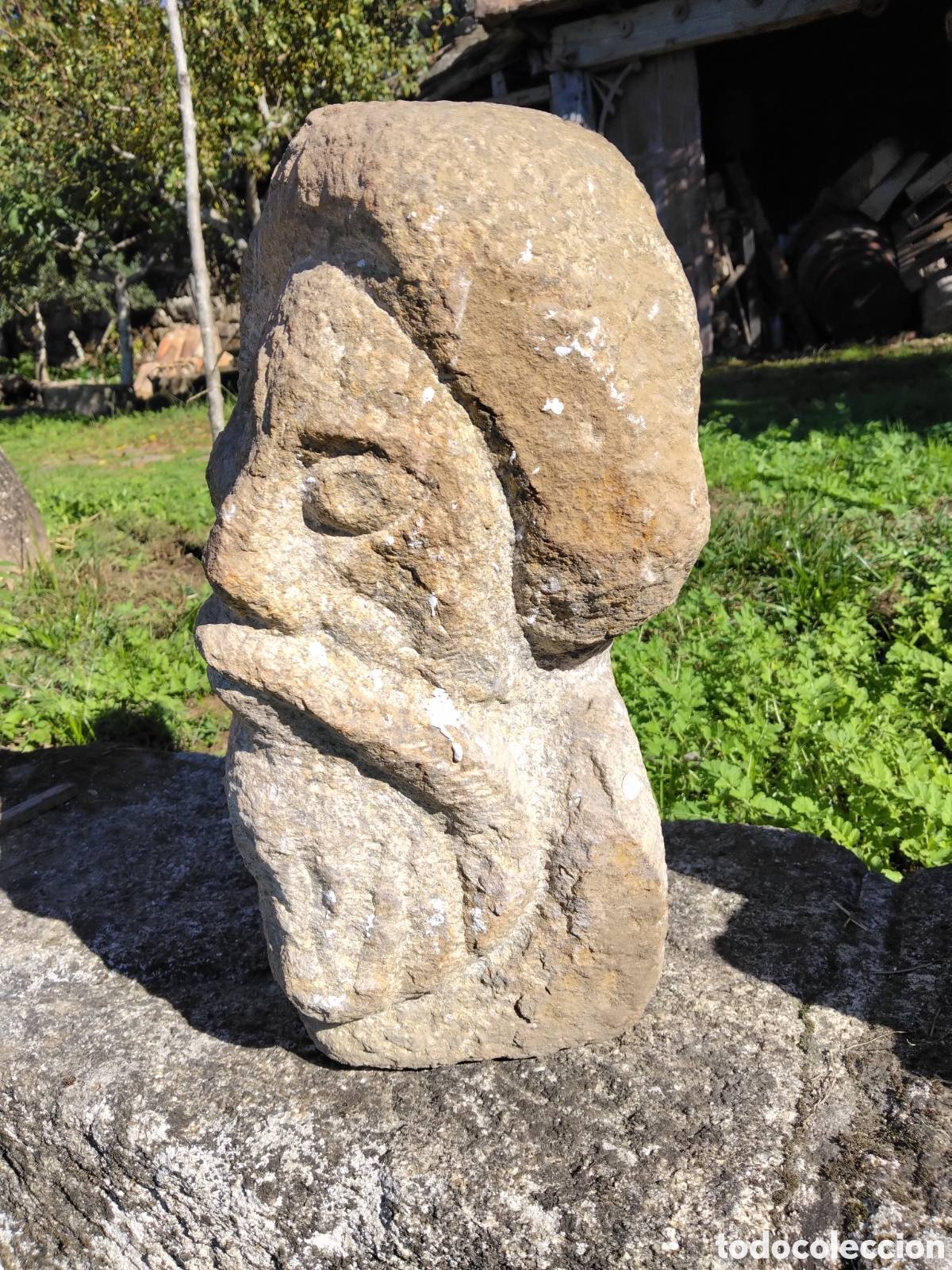 Arte: Escultura de Eiravella en granito.