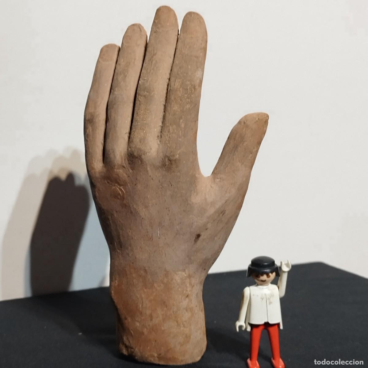 Arte: ESCULTURA DE MANO EN TERRACOTA MACIZA IDEAL PISAPAPELES - ESTILO EXVOTO - 1090 Gramos