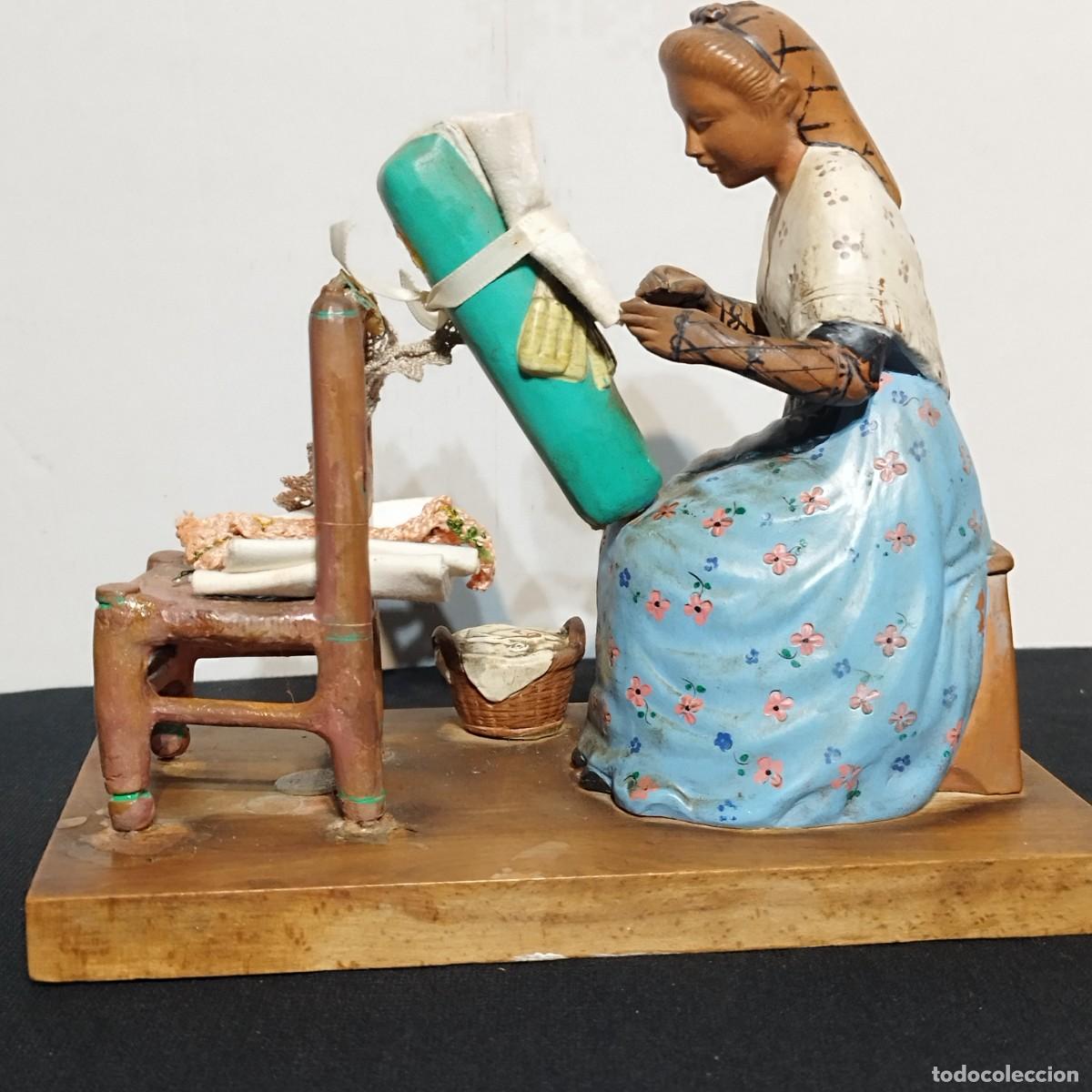 Arte: ESCULTURA FIGURA COSTUMBRISTA DE ENCAJERA DE BOLILLOS DE TERRACOTA PINTADA A MANO CON TELA