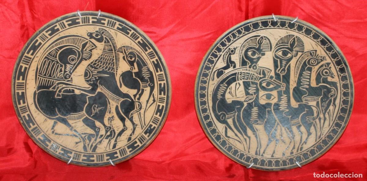 Arte: Pareja de platos decorados con caballos. Terracota esmaltada de Cuenca. Firmados Adri&aacute;n.