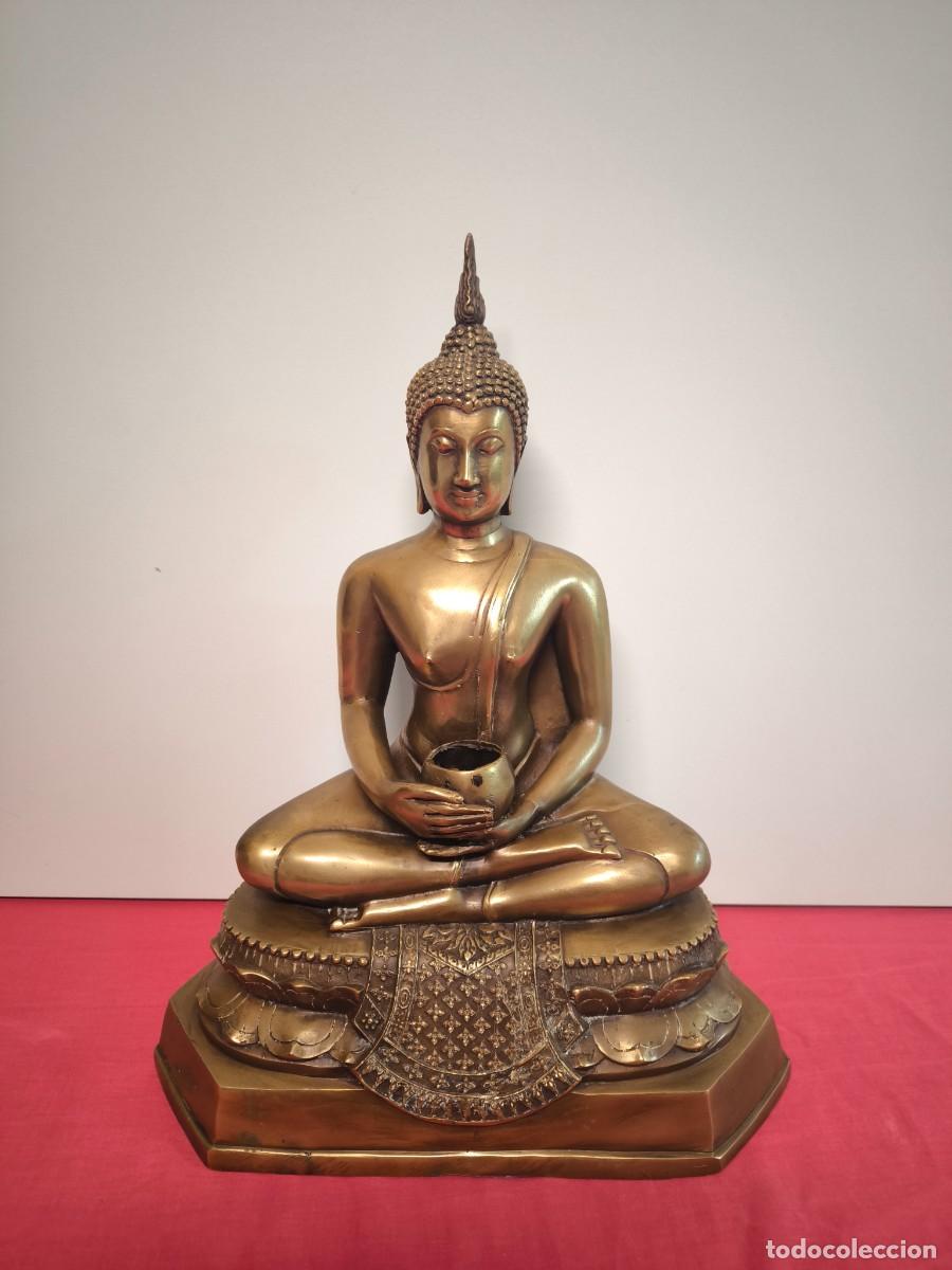 Arte: BUDA TAILANDES SOBRE UNA BASE DE FLOR DE LOTO EN BRONCE DORADO.