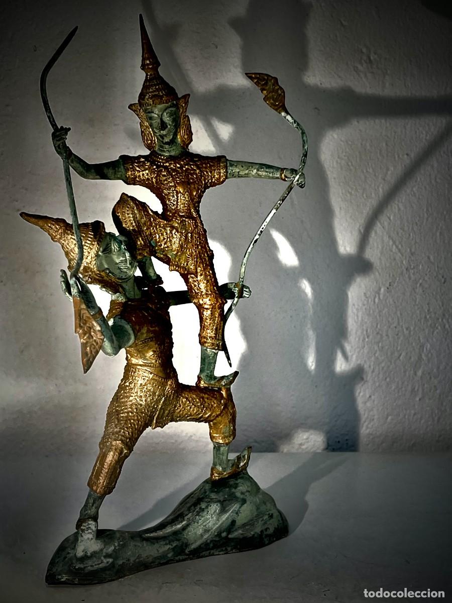 Arte: Estatua de bronce del Sudeste Asi&aacute;tico que representa dos guerreros arqueros Ramakien