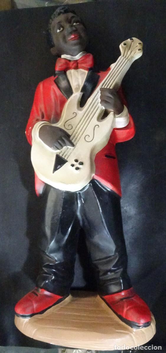 Arte: ESTATUA CERAMICA MUSICO GUITARRA ELECTRICA TECXX 515